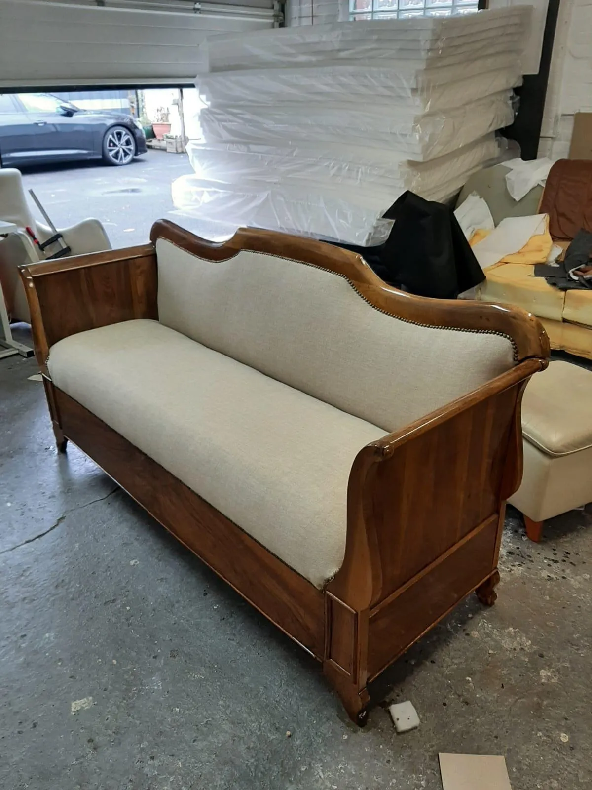 Antikes Sofa nach neuem Bezug in hellem Stoff