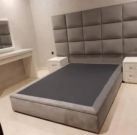Bett mit gepolstertem Kopfteil und Wandpaneelen