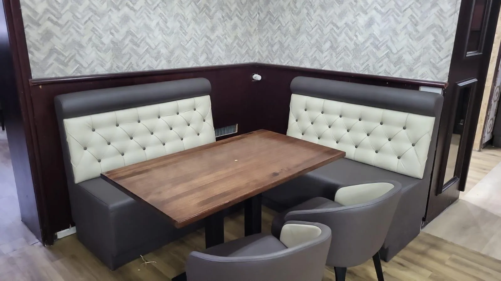Neu bezogene Eckbank für Restaurant oder Café