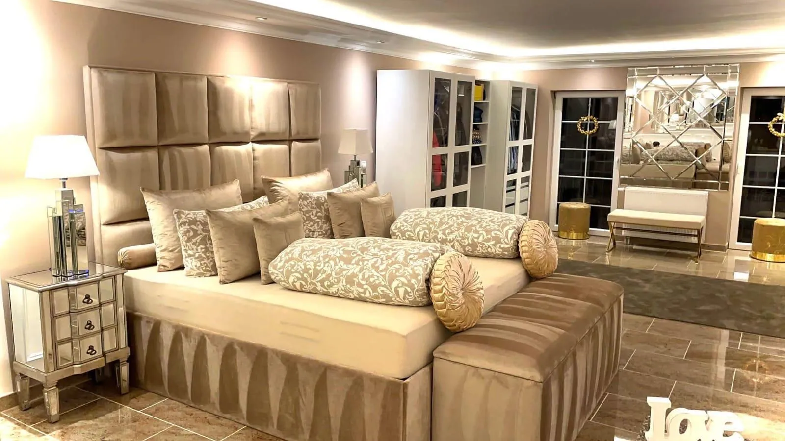 Hochwertig gepolstertes Bettkopfteil in einem Schlafzimmer