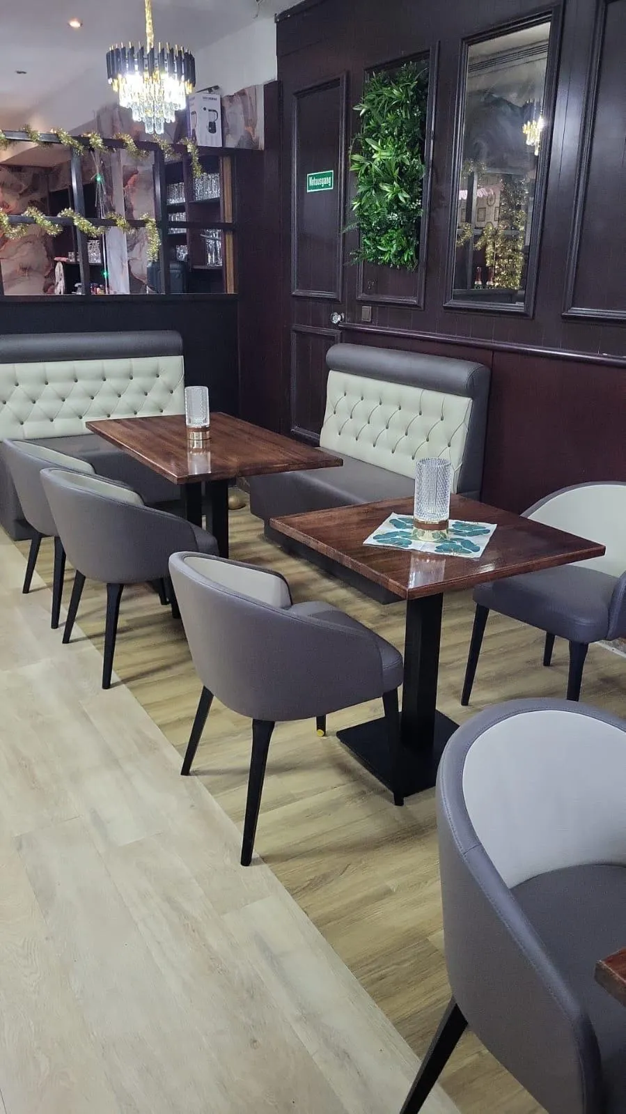 Gepolsterte Stühle in einem Restaurant in Herne