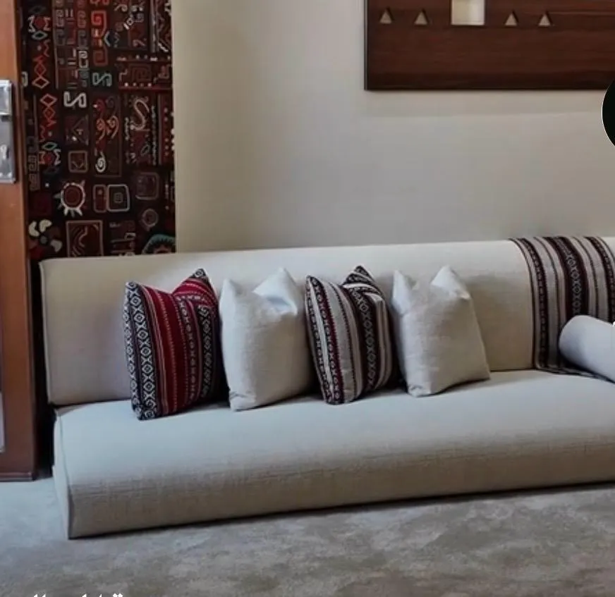 Helles Sofa mit individuell genähten Kissen