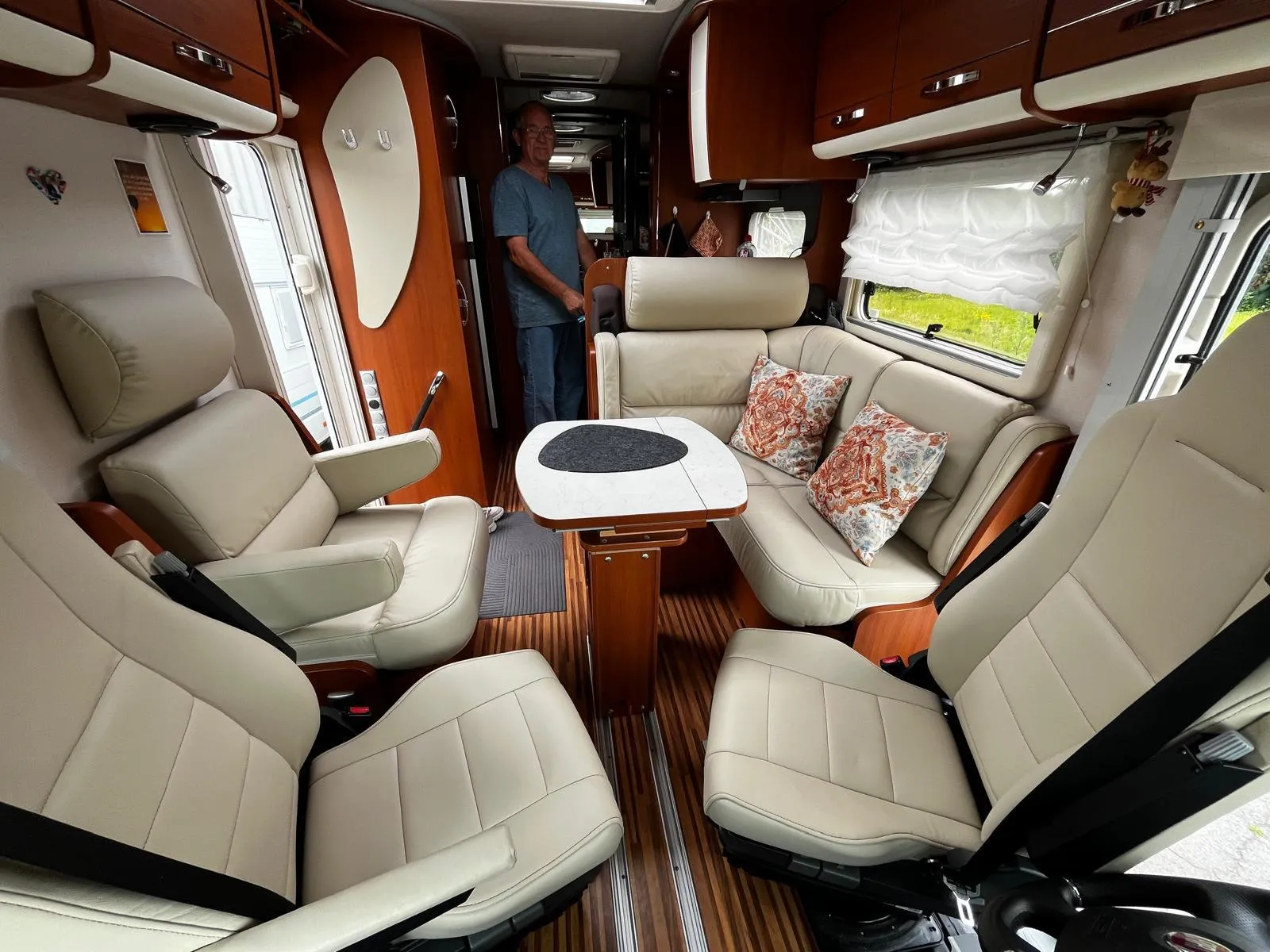Neu bezogene Sitze und Polster in einem Wohnmobil
